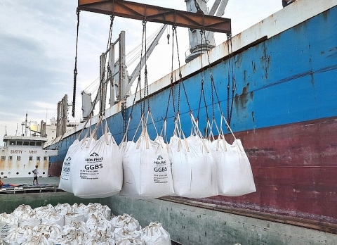 Việt Nam xuất khẩu lô hàng xỉ hạt lò cao đầu tiên