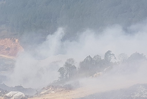 Núi rác Cam Ly bốc cháy suốt 3 ngày, khói bụi mịt mù bao trùm Đà Lạt