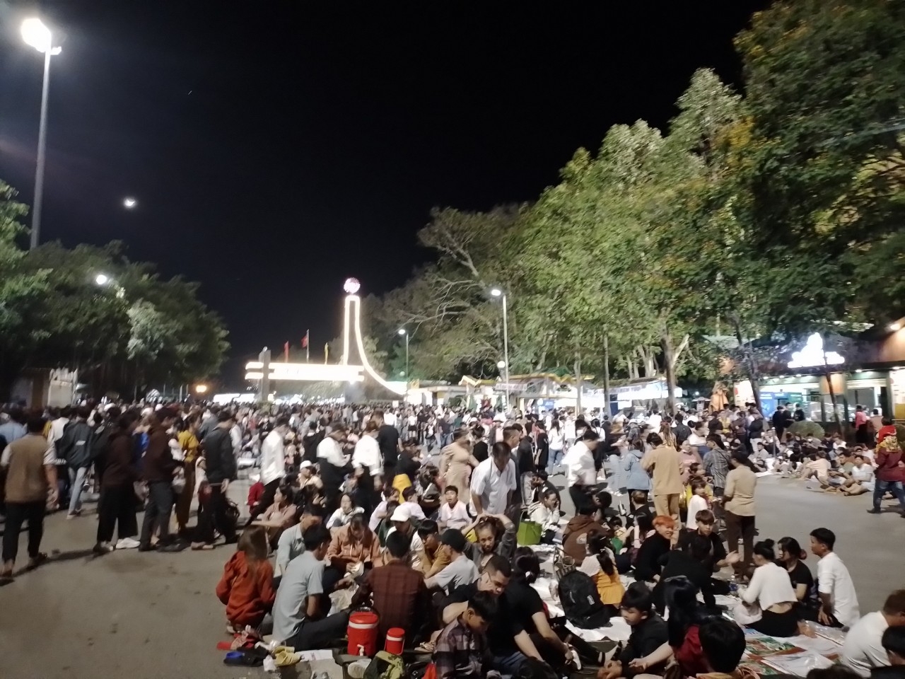 Hàng trăm ngàn du khách dự lễ khai xuân “Hương sắc Tây Ninh”