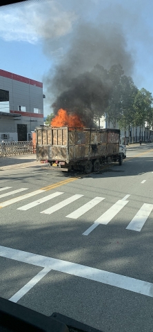 Rác thải cháy trên xe tải trong khu công nghiệp Mỹ Phước