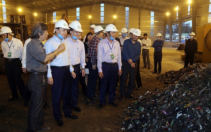 Lãnh đạo Bộ TN&MT thị sát dây chuyền xử lý rác thải tại Hưng Yên