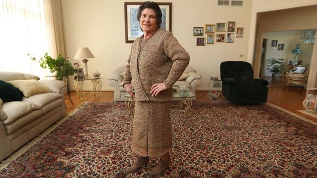 Bộ áo váy độc đáo đan từ 300 túi ni lông của cụ bà 75 tuổi