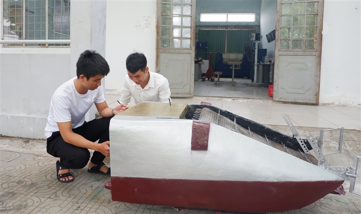Sinh viên Đà Nẵng sáng chế máy thu gom rác thải