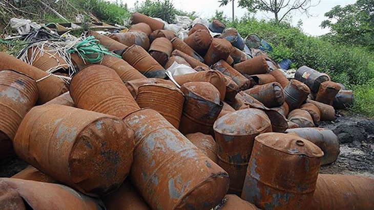 Rác thùng phuy nghi chất thải công nghiệp đổ bậy bên Đại lộ Thăng Long