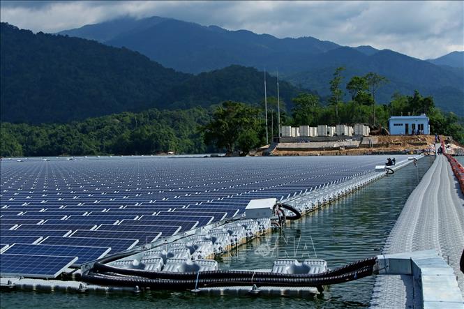 Phát điện nhà máy điện mặt trời đầu tiên lắp đặt trên mặt hồ