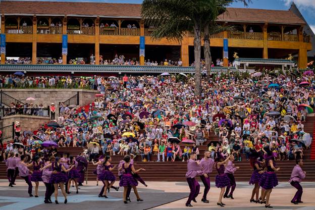 Hàng nghìn du khách về Bà Nà mỗi ngày để xem show “Vũ hội Ánh Dương
