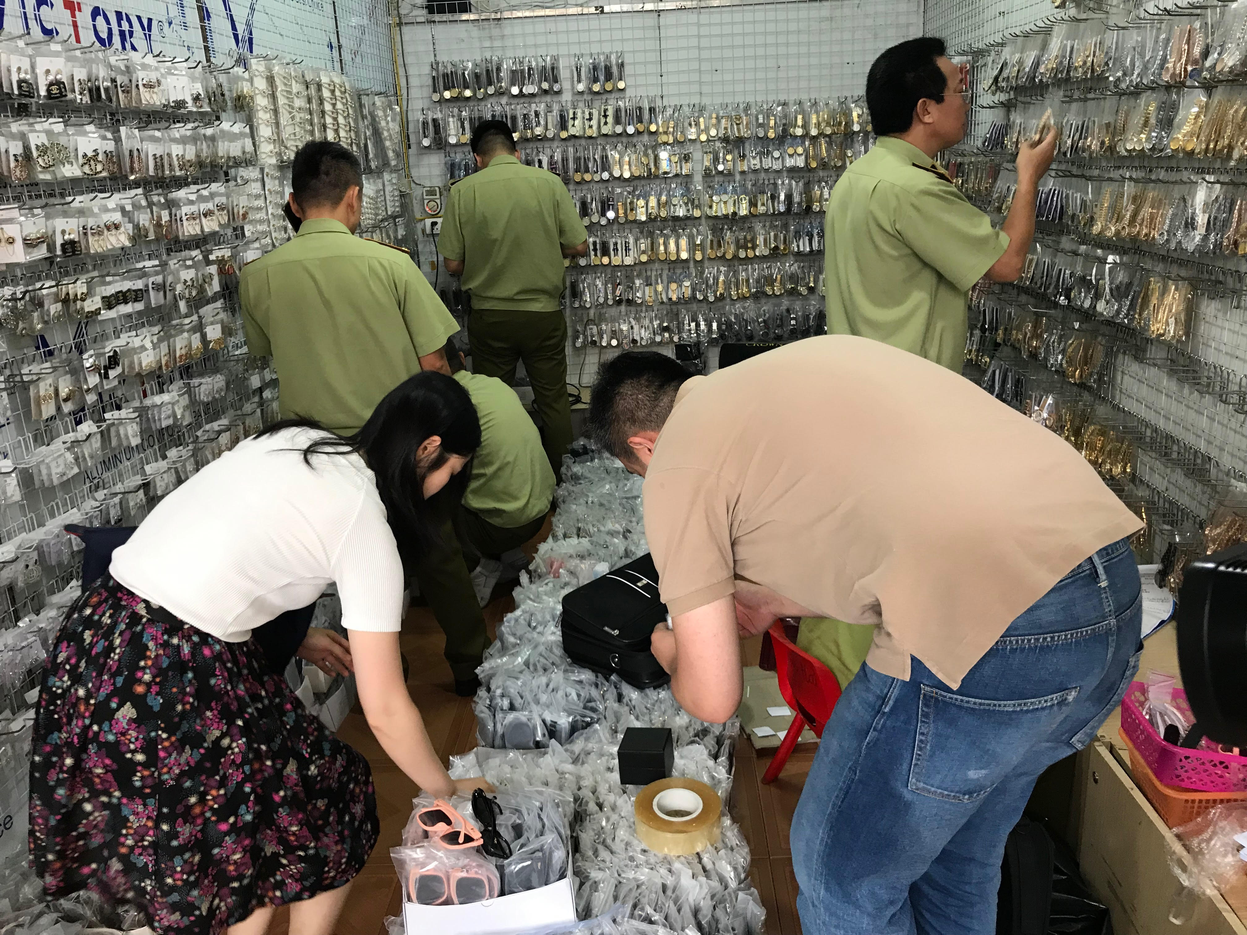Đột kích Sài Gòn Square, thu giữ hàng nghìn sản phẩm giả mạo
