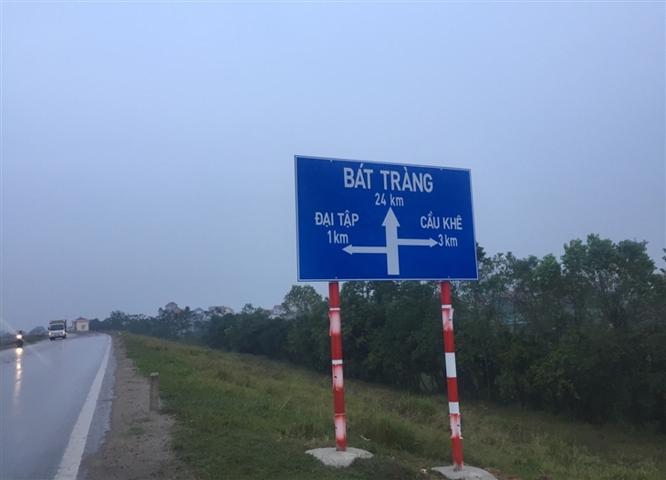 Hưng Yên: Biển báo nhưng chỉ sai đường