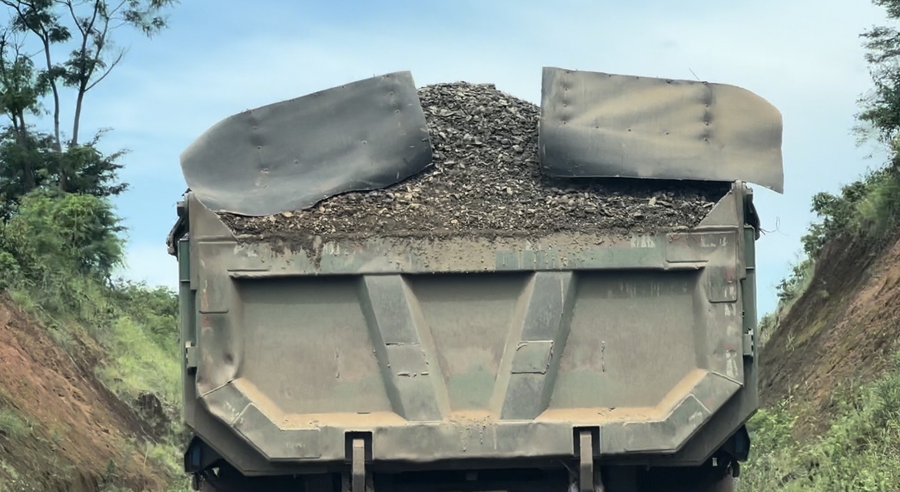 Bài 1: Huyện Chư Prông (Gia Lai): Tái diễn xe quá tải, đường xuống cấp, ô nhiễm môi trường. Bài 1: Huyện Chư Prông (Gia Lai): Tái diễn xe quá tải, đường xuống cấp, ô nhiễm môi trường.