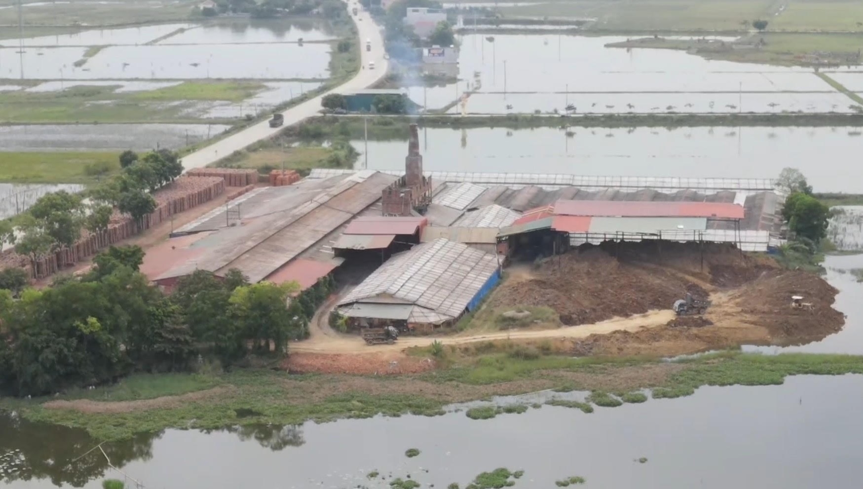 Huyện Nho Quan (Ninh Bình): Xe chở đất gây ô nhiễm môi trường, tiềm ẩn nguy cơ mất an toàn giao thông