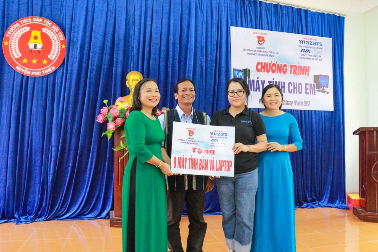 Gia Lai: Tặng 18 máy tính cho trường học ở phú thiện và thị xã Ayunpa