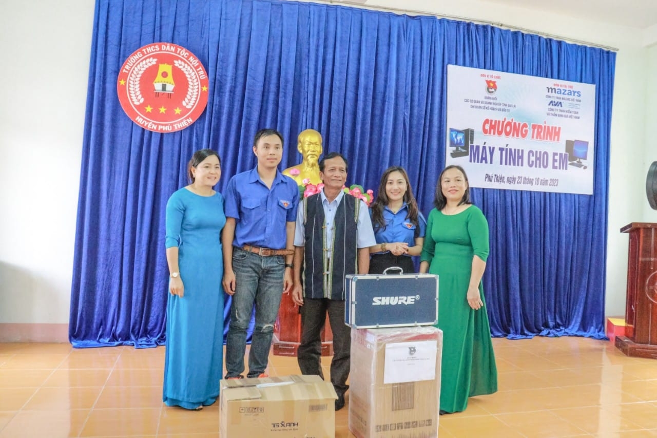 Gia Lai: Tặng 18 máy tính cho trường học ở phú thiện và thị xã Ayunpa