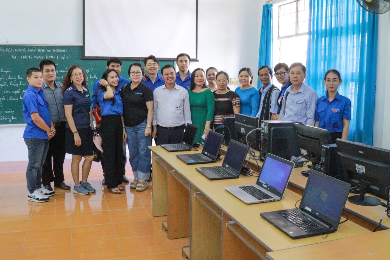 Gia Lai: Tặng 18 máy tính cho trường học ở phú thiện và thị xã Ayunpa