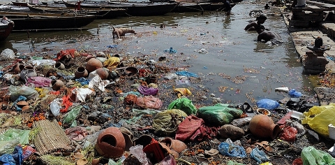 Nghịch lý tại Ấn Độ: Sông thiêng sống chung với rác thải