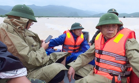Lật thuyền lúc kiểm tra mưa lũ, Phó Chủ tịch và 5 cán bộ huyện trôi gần 1km