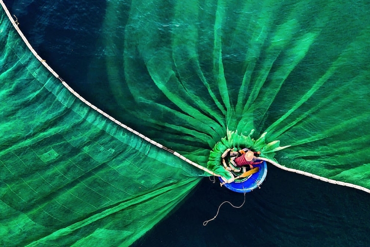 Cùng ngắm nhìn vẻ đẹp tuyệt vời của thiên nhiên Việt Nam qua bức ảnh đầy sắc màu. Những thảo nguyên bao la, những ngọn núi hùng vĩ và những bãi biển tuyệt đẹp sẽ làm bạn say đắm trong từng khoảnh khắc.