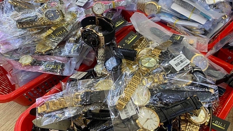 Thu giữ hơn 15.500 đồng hồ "fake" trị giá 2 tỉ đồng