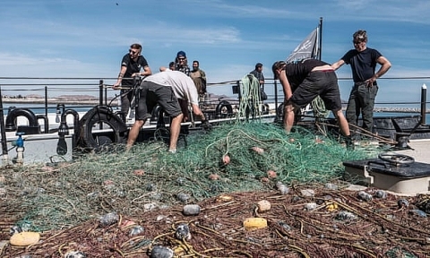 Công nghiệp thủy sản: Lấy cá, trả rác cho biển
