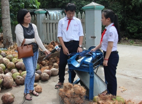 Máy bóc vỏ dừa 2 triệu đồng của hai học sinh lớp 8