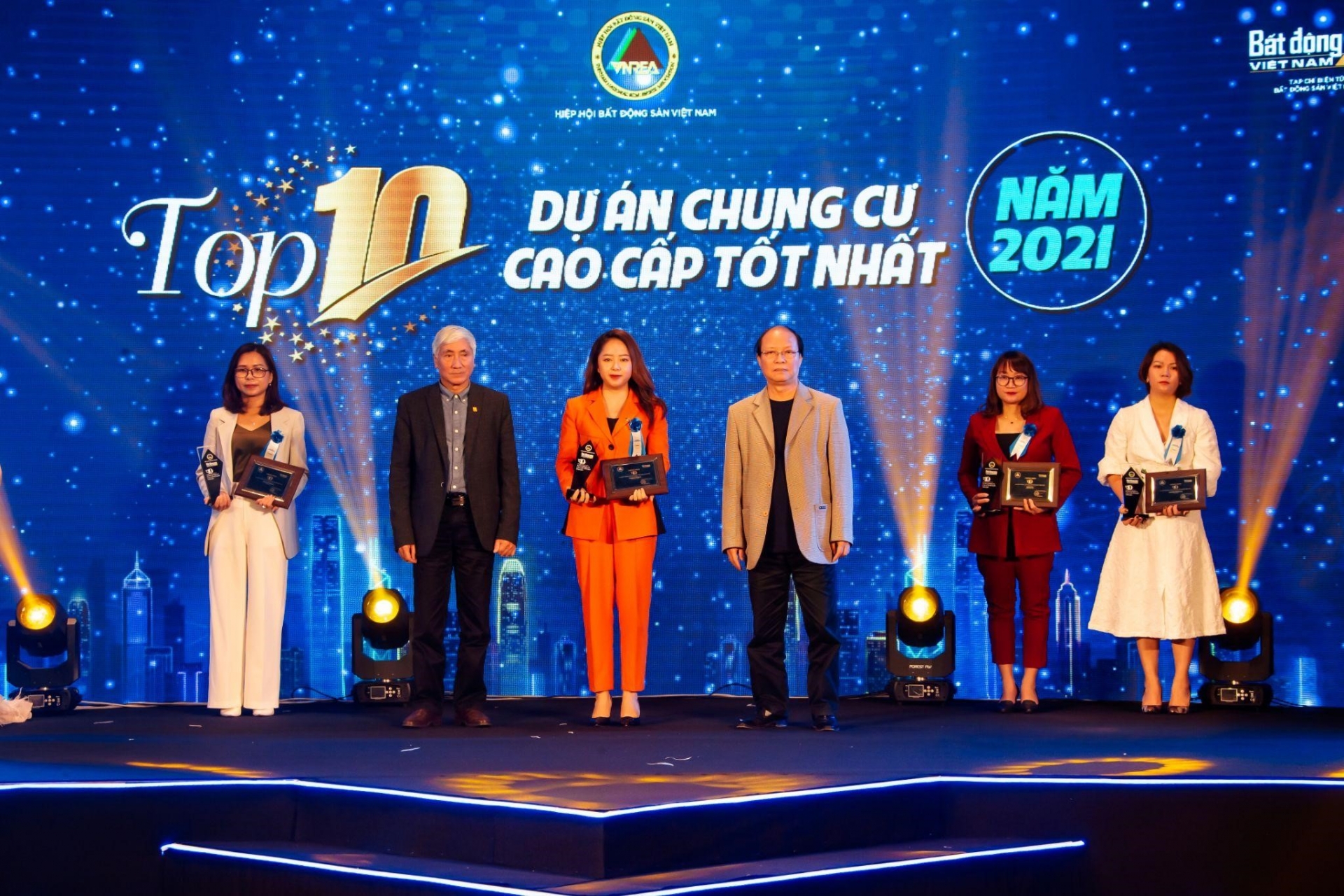 Sunshine Group giành hai giải thưởng lớn tại Lễ Vinh danh các thương hiệu Bất động sản dẫn đầu năm 2021-2022 Sunshine Group giành hai giải thưởng lớn tại Lễ Vinh danh các thương hiệu Bất động sản dẫn đầu năm 2021-2022