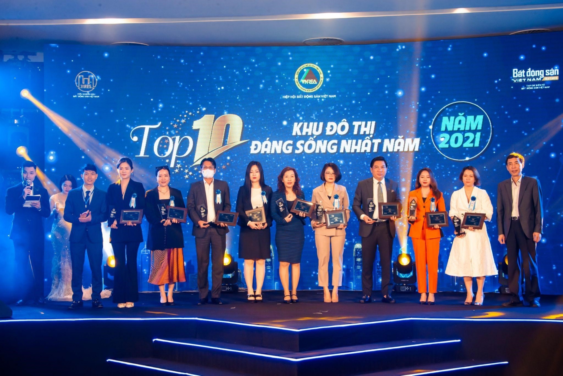 Sunshine Group giành hai giải thưởng lớn tại Lễ Vinh danh các thương hiệu Bất động sản dẫn đầu năm 2021-2022 Sunshine Group giành hai giải thưởng lớn tại Lễ Vinh danh các thương hiệu Bất động sản dẫn đầu năm 2021-2022