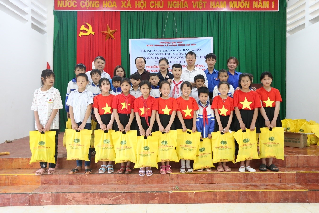 Hoạt động” Hỗ trợ giáo dục” của Công đoàn Trường Đại học Kinh doanh và Công nghệ Hà Nội tại Cao Bằng