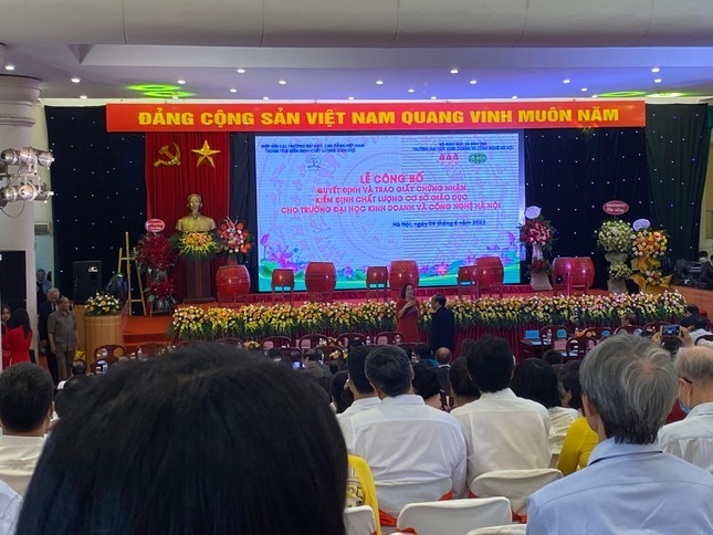 Lễ công bố quyết định và trao giấy chứng nhận kiểm định chất lượng cơ sở giáo dục cho ĐHKD&CN Hà Nội