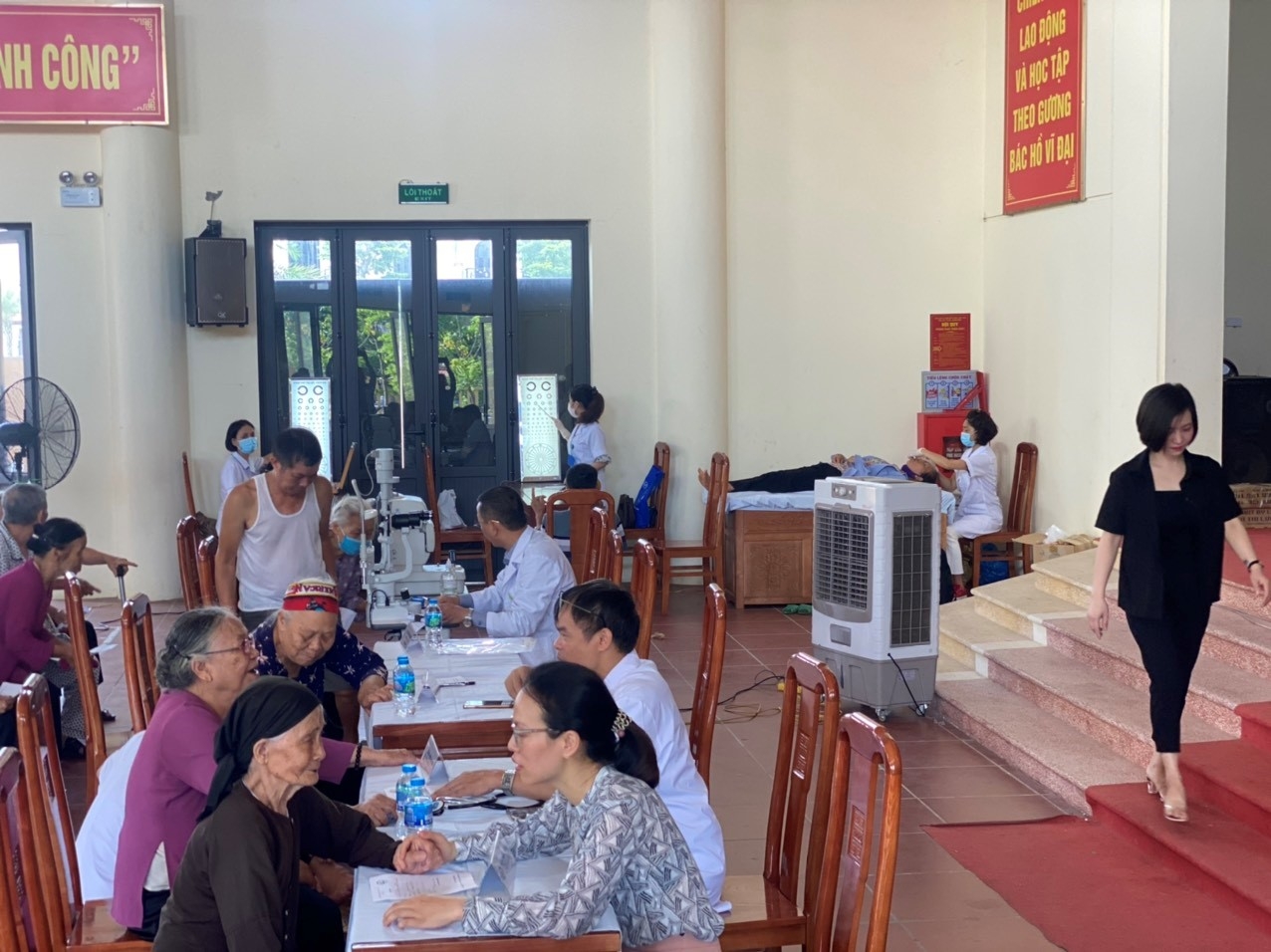 Khoa mắt, Bệnh viện Giao thông vận tải tổ chức khám, cấp thuốc cho người cao tuổi tại Tiên Du, Bắc Ninh
