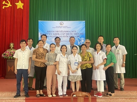 Khoa mắt, Bệnh viện Giao thông vận tải tổ chức khám, cấp thuốc cho người cao tuổi tại Tiên Du, Bắc Ninh