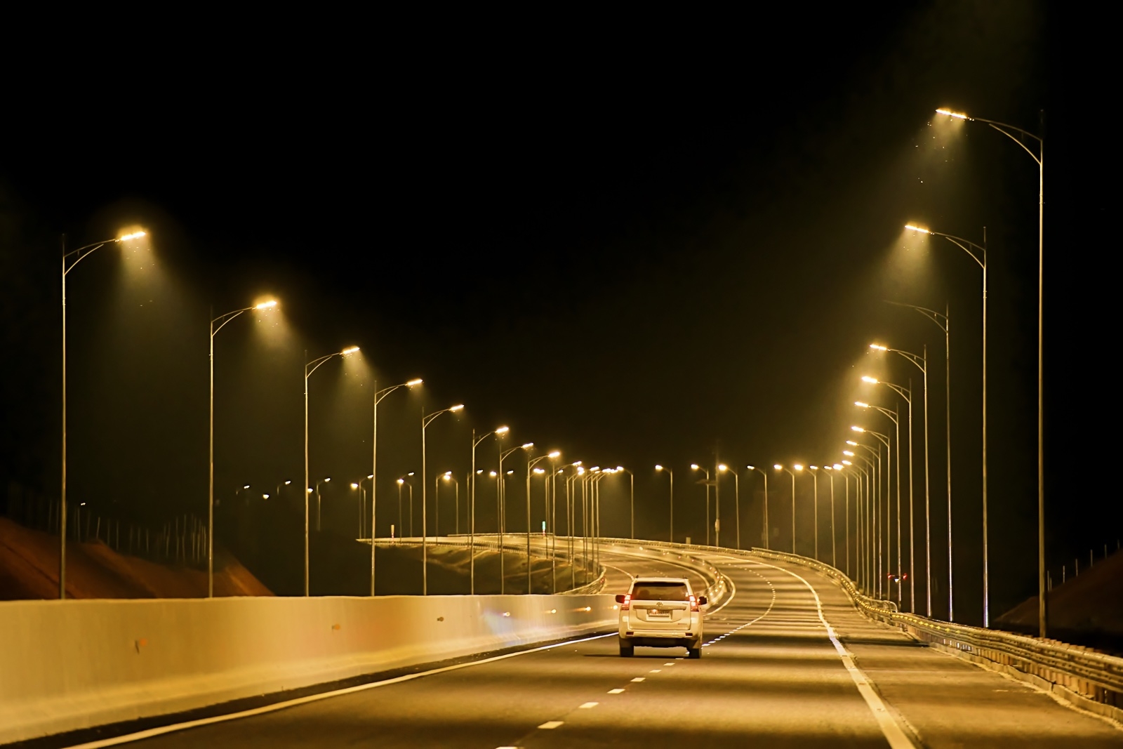 Cao tốc Vân Đồn - Móng Cái với hệ thống chiếu sáng hiện đại nhất Việt Nam