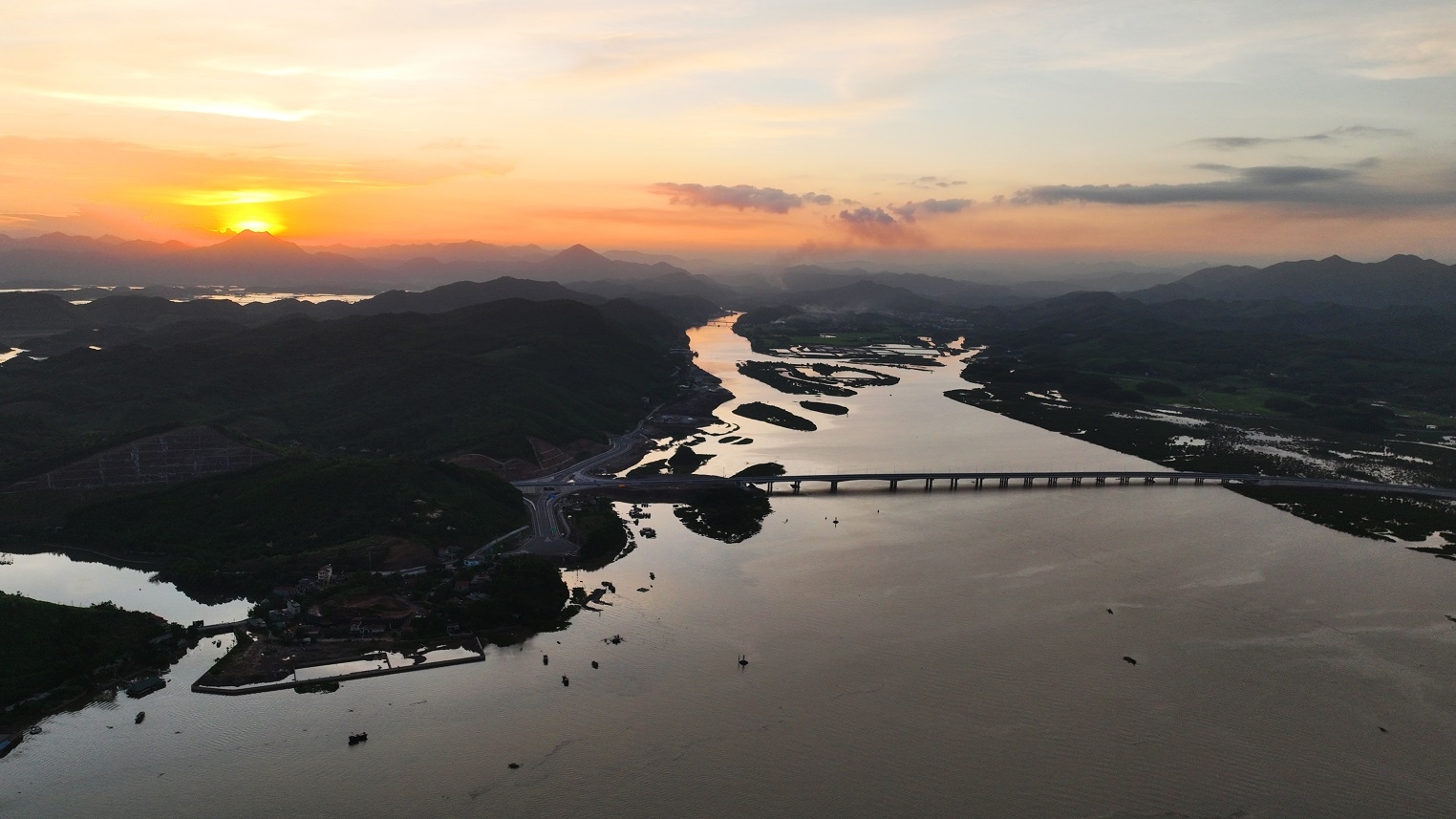 Cao tốc Vân Đồn - Móng Cái với hệ thống chiếu sáng hiện đại nhất Việt Nam