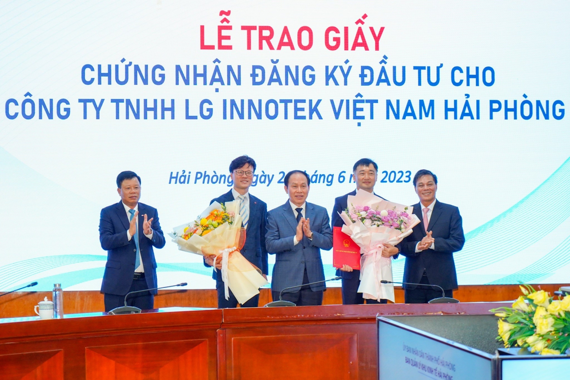 Trao Giấy chứng nhận đăng ký đầu tư điều chỉnh tăng vốn cho Công ty TNHH LG Innotek Việt Nam Hải Phòng