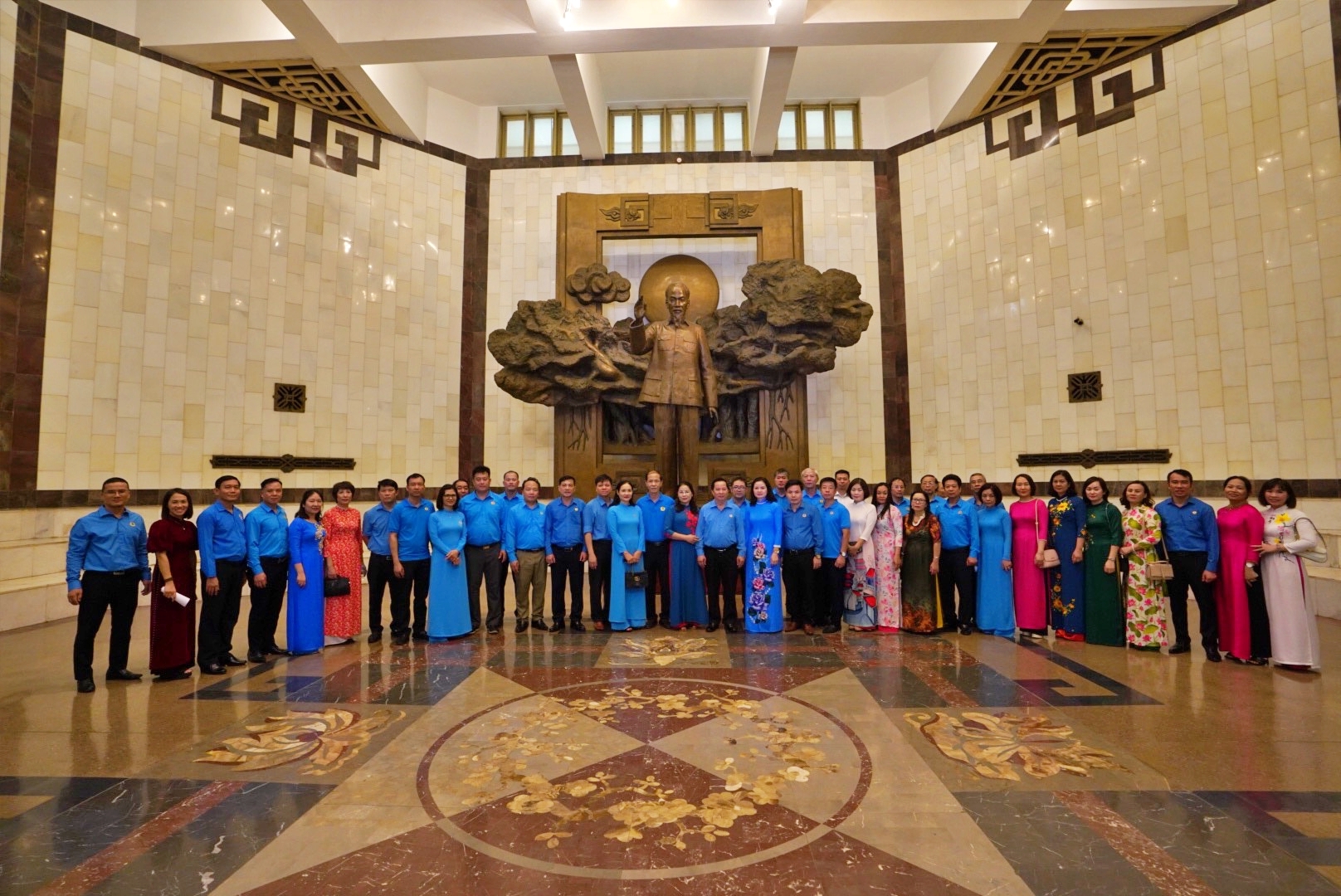 Công đoàn Công Thương Việt Nam dâng hương tưởng niệm tại Tượng đài Bắc Sơn
