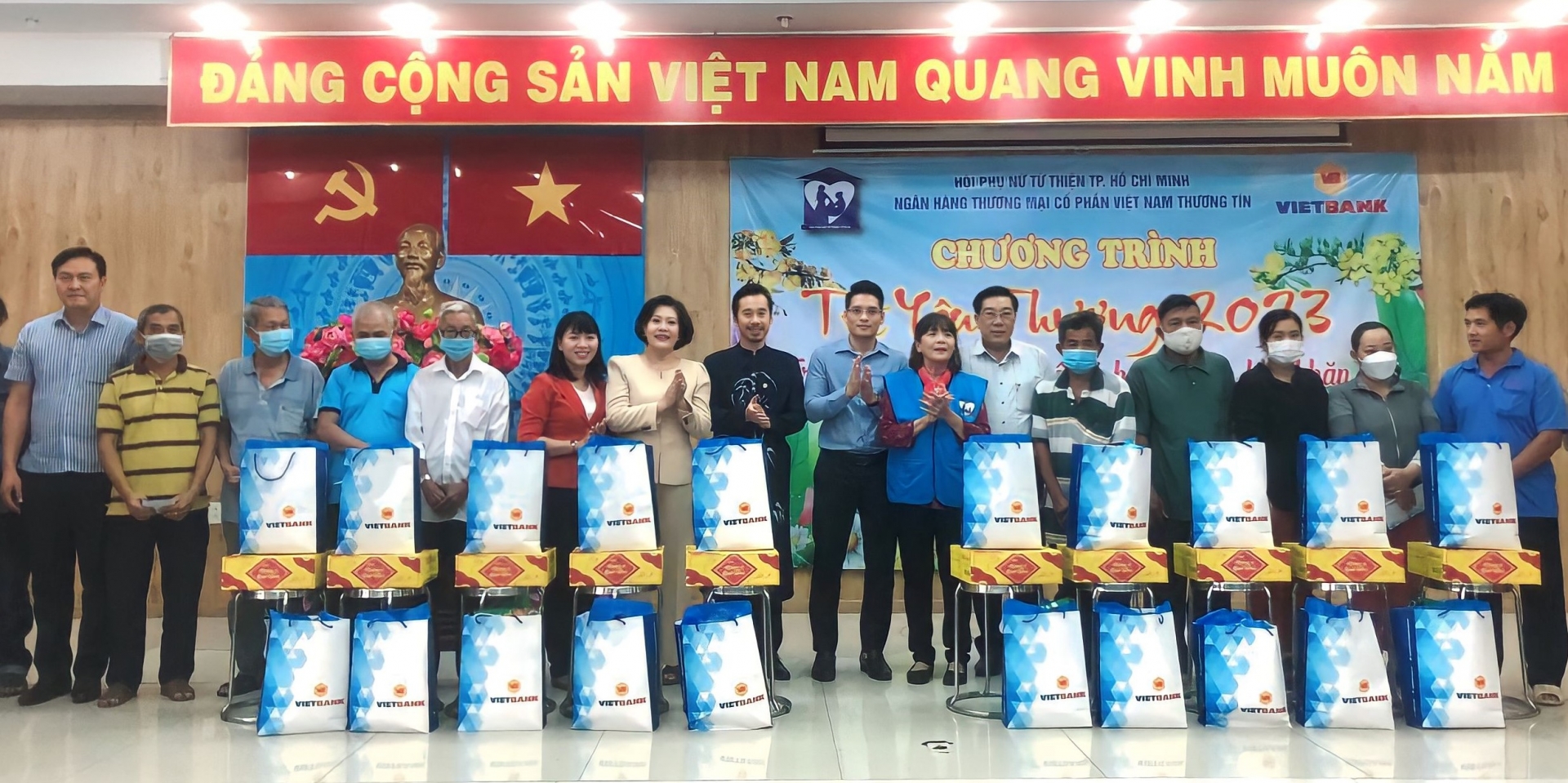 Trao 500 phần quà Tết cho các hộ gia đình có hoàn cảnh khó khăn tại huyện Hóc Môn.