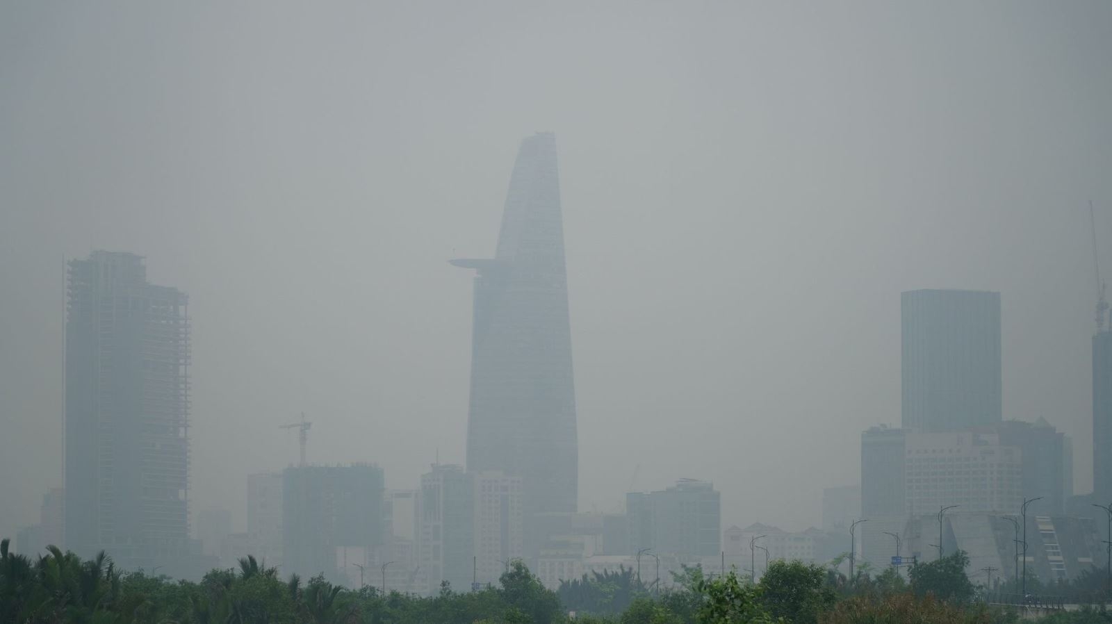 TP. Hồ Chí Minh: Sương mù dày đặc bao phủ nhiều quận, huyện