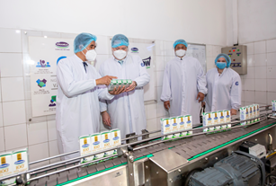 Tân Đại sứ Hoa Kỳ tại Việt Nam thăm nhà máy sữa Vinamilk ở Cần Thơ