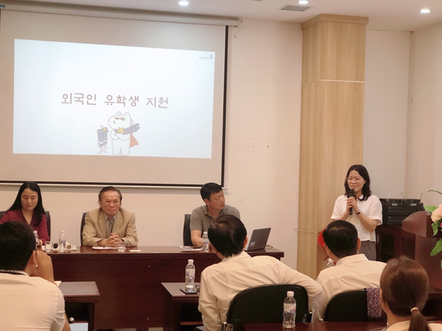 Đại học Jeonju (Hàn Quốc) đến thăm và làm việc tại Trường Đại học Kinh doanh và Công nghệ Hà Nội Đại học Jeonju (Hàn Quốc) đến thăm và làm việc tại Trường Đại học Kinh doanh và Công nghệ Hà Nội