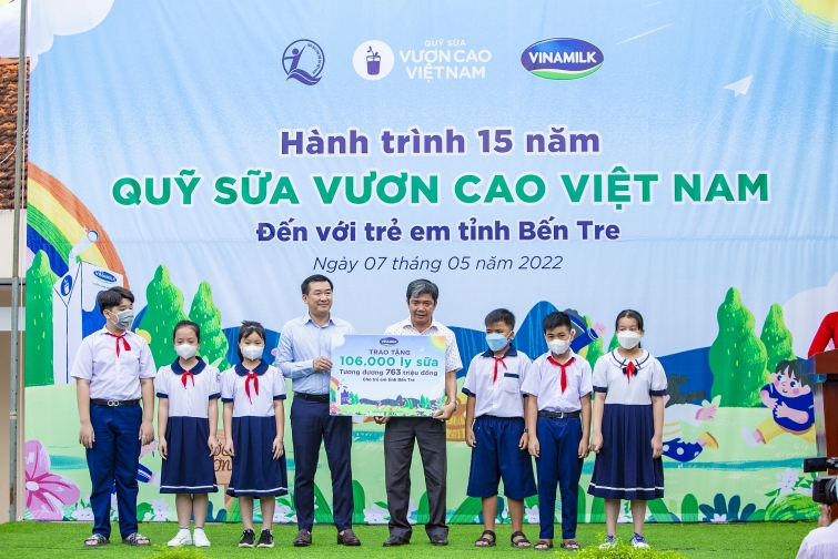 Quỹ sữa Vươn cao Việt Nam và Vinamilk trao 1,9 triệu ly sữa cho trẻ em năm 2022