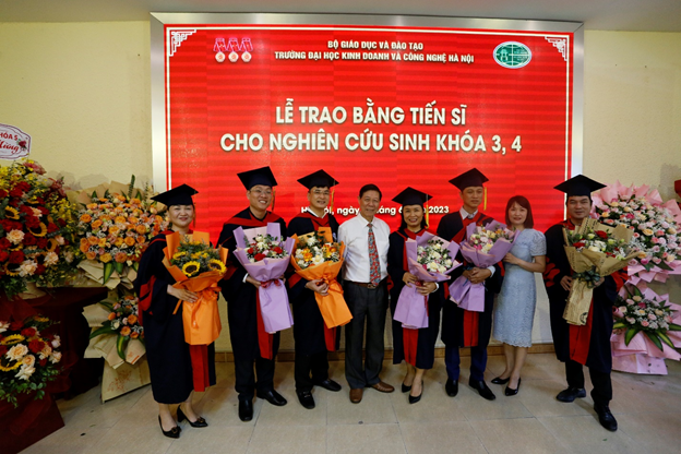 Trường Đại học kinh doanh và Công nghệ Hà Nội trao bằng Tiến sĩ cho các Nghiên cứu sinh khoá 3 và 4 Trường Đại học kinh doanh và Công nghệ Hà Nội trao bằng Tiến sĩ cho các Nghiên cứu sinh khoá 3 và 4