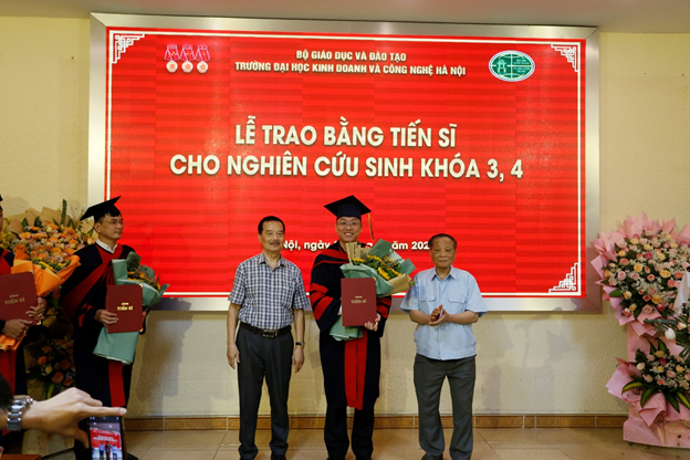 Trường Đại học kinh doanh và Công nghệ Hà Nội trao bằng Tiến sĩ cho các Nghiên cứu sinh khoá 3 và 4 Trường Đại học kinh doanh và Công nghệ Hà Nội trao bằng Tiến sĩ cho các Nghiên cứu sinh khoá 3 và 4