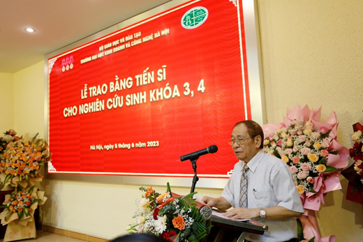 Trường Đại học kinh doanh và Công nghệ Hà Nội trao bằng Tiến sĩ cho các Nghiên cứu sinh khoá 3 và 4 Trường Đại học kinh doanh và Công nghệ Hà Nội trao bằng Tiến sĩ cho các Nghiên cứu sinh khoá 3 và 4