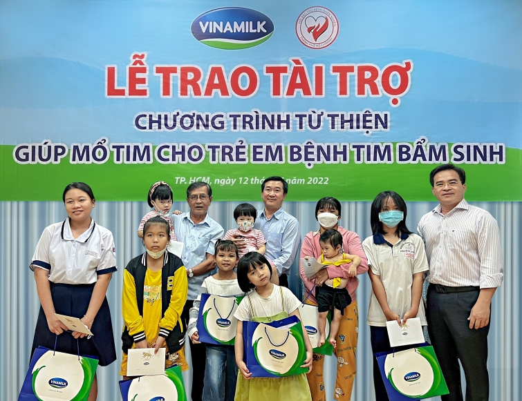 Vinamilk tiếp tục ủng hộ Hội Bảo trợ Bệnh nhân nghèo TP. Hồ Chí Minh 500 triệu đồng