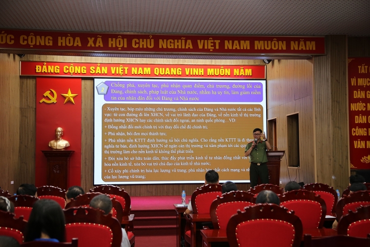 Giúp người cao tuổi hiểu và phòng chống thông tin xấu độc trên không gian mạng Giúp người cao tuổi hiểu và phòng chống thông tin xấu độc trên không gian mạng