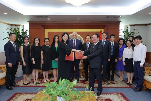Standard Chartered Việt Nam và Bộ Tài nguyên Môi trường ký kết  Bản ghi nhớ hợp tác về ứng phó với biến đổi khí hậu