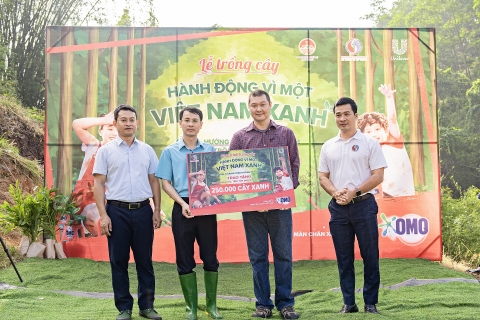 Trao tặng 250.000 cây xanh cho thị xã Nghĩa Lộ và tỉnh Lào Cai