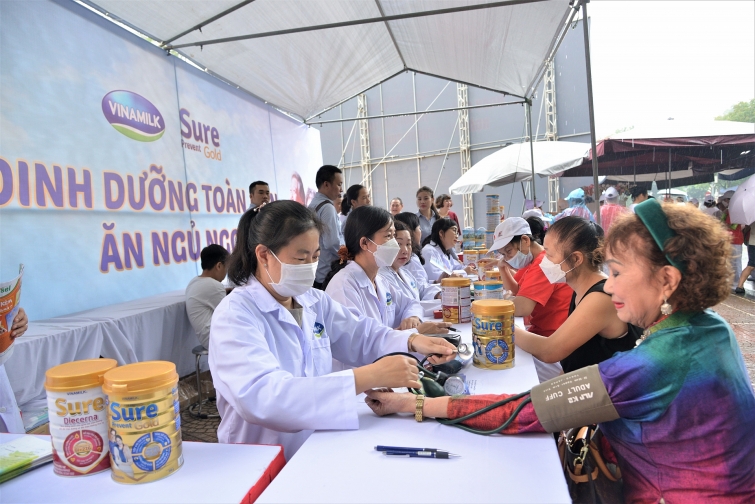 Vinamilk tiếp nối hành trình chăm sóc sức khỏe người cao tuổi trong chương trình đồng diễn quy mô lớn tại Hà Nội Vinamilk tiếp nối hành trình chăm sóc sức khỏe người cao tuổi trong chương trình đồng diễn quy mô lớn tại Hà Nội