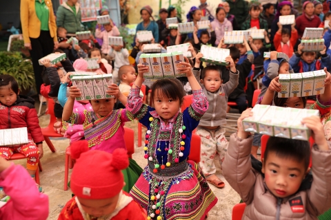Vinamilk và Quỹ sữa vươn cao Việt Nam trao tặng 94.000 ly sữa cho trẻ em khó khăn Hà Giang