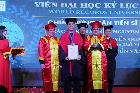 Chủ tịch HĐQT Gốm Đất Việt – Đón nhận danh hiệu Tiến sĩ danh dự của Viện Đại học Kỷ lục Thế giới