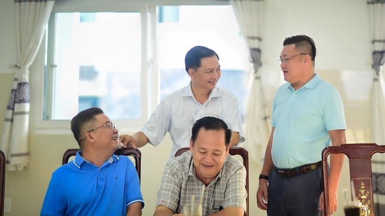 Ông Trần Khắc Tâm - Chủ tịch Hiệp hội Doanh nghiệp tỉnh Sóc Trăng (ngoài cùng bên phải) trao đổi với Chủ tịch UBND tỉnh Trần Văn Lâu về những thuận lợi và khó khăn của doanh nghiệp hiện nay