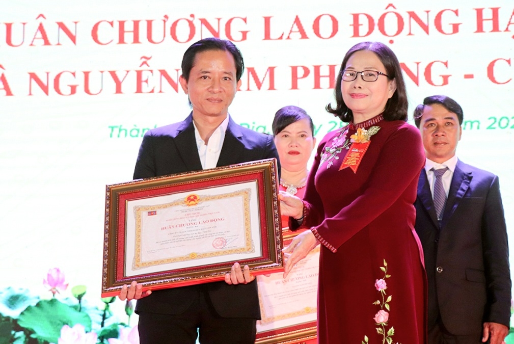 Tặng Huân chương cho nữ doanh nhân tiên phong xây nhà cho người có thu nhập thấp ở Bà Rịa - Vũng Tàu